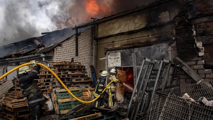 KHARKIV, UKRAINE - MARCH 28: A man looks at a destroyed building that was hit by a Russian attack approximately two weeks ago on March 28, 2022 in Kharkiv, Ukraine. More than half Kharkivs 1.4 million people have fled the city since Russias invasion on Feb. 24, which was followed by weeks of intense bombardment. Russian forces remain to the citys north and east, but have met heavy resistance from Ukrainian troops here. (Photo by Chris McGrath/Getty Images)