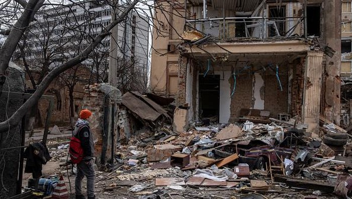 Kondisi Kota Terbesar Kedua di Ukraina Usai Sebulan Digempur Rusia KHARKIV, UKRAINE - MARCH 28: A man looks at a destroyed building that was hit by a Russian attack approximately two weeks ago on March 28, 2022 in Kharkiv, Ukraine. More than half Kharkiv's 1.4 million people have fled the city since Russia's invasion on Feb. 24, which was followed by weeks of intense bombardment. Russian forces remain to the city's north and east, but have met heavy resistance from Ukrainian troops here. (Photo by Chris McGrath/Getty Images)