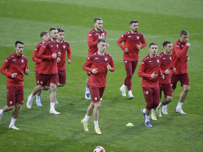 Soccer Football - FIFA World Cup - UEFA Qualifiers - North Macedonia Training - Estadio do Dragao, Porto, Portugal - March 28, 2022 North Macedonia team during training REUTERS/Miguel Vidal