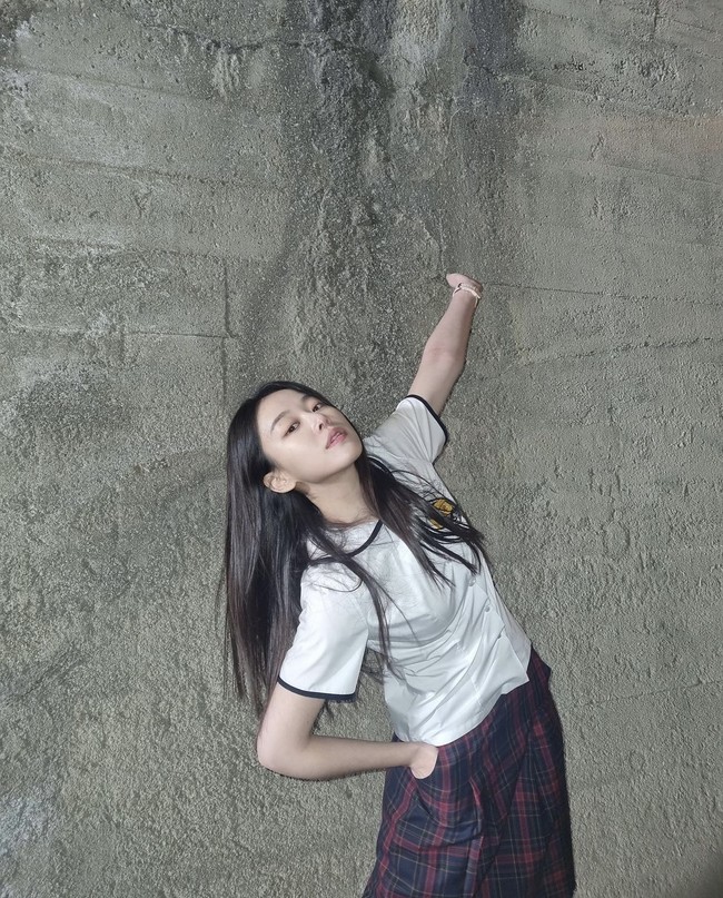 Lee Joo Myung mencuri perhatian dengan penampilannya dalam drama Korea Twenty Five Twenty One. Dia memerankan Ji Seung Wan, ketua kelas dan sahabat kecil Moon Ji Woong (pemain Choi Hyun Wook). Foto: dok. Instagram @jmyoungl