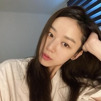 Dengan membela yang benar, Ji Seung Wan justru dianggap membuat kesalahan. Dia memilih untuk keluar dari sekolah namun membuat Moon Ji Woong merasa bersalah. Foto: dok. Instagram @jmyoungl