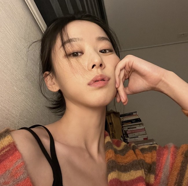 “nangis sesegukan liat ji seung wan di eps 12 keren bgttt,” “gila w nangis banget liat ji seung wan pas perpisahan di sekolah,” “seung wan bisa nahan nangis pas dipeluk ji woong tapi aku tidak,” komentar sejumlah netizen melihat akting Lee Joo Myung. Foto: dok. Instagram @jmyoungl