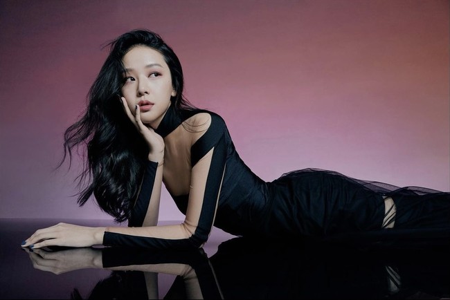 Dia pun menjajal dunia akting dengan membintangi drama Korea My Fellow Citizens pada 2019. Penggemar dapat melihat penampilannya di Missing: The Other Side, Kairos, dan Check Out the Event. Foto: dok. Instagram @jmyoungl