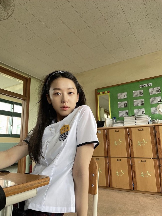 Sang aktris membuat penonton Twenty Five Twenty One menangis setelah penayangan episode 12. Pasalnya Ji Seung Wan memilih untuk keluar sekolah setelah melawan guru yang menampar sahabatnya. Foto: dok. Instagram @jmyoungl