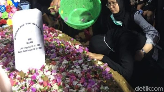Lettu Marinir (Anumerta) Muhammad Ikbal dikebumikan di Konawe, Sultra.