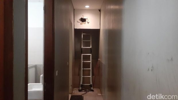 Lubang di area toilet studio foto Semarang yang diduga menjadi akses masuk perampok, Selasa (29/3/2022).