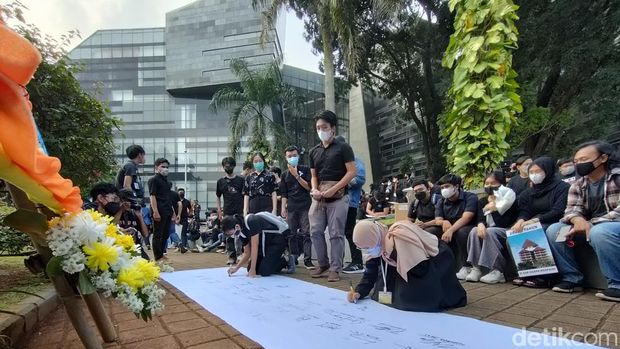 Mahasiswa UI menggelar aksi simbolik mengenang 7 tahun kematian Akseyna Ahad Dori. Mahasiswa berharap kasus ini diusut kembali hingga terang kasusnya. (Dwi Rahmawati/detikcom)