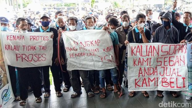 Masyarakat Terdampak Bendung Bener (Masterbend) geruduk Polres Purworejo, Selasa (29/3/2022).