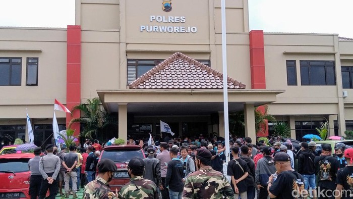Masyarakat Terdampak Bendung Bener (Masterbend) geruduk Polres Purworejo, Selasa (29/3/2022).