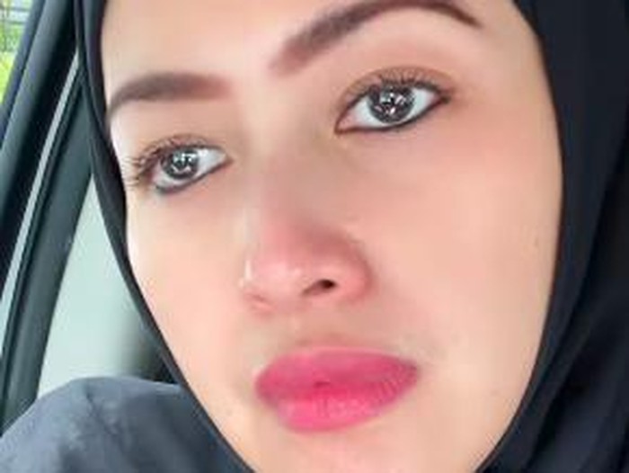 Meggy Wulandari menangis di Instagram.