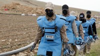 Para pemburu ranjau melakukan pencarian di ladang ranjau.