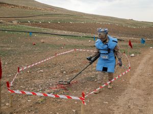 Kisah Para Perempuan Pemberani, Mencari Ranjau ISIS di Irak