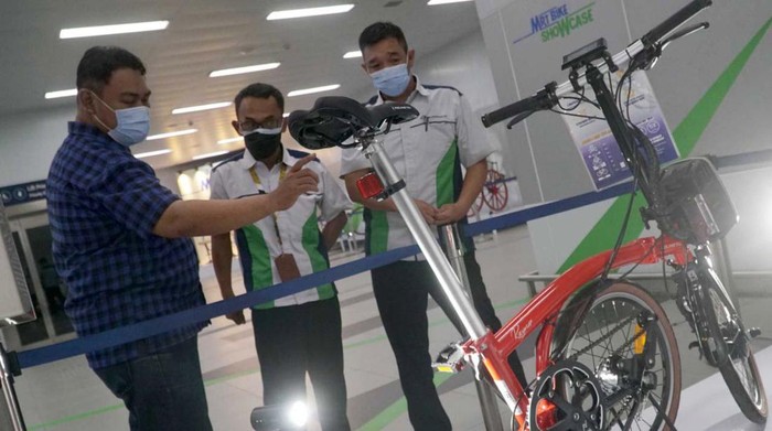 Melihat Pameran Sepeda di Stasiun MRT MRT Bike Showcase digelar di Stasiun MRT Bundaran HI. Pameran ini menampilkan berbagai koleksi sepeda antik dan langka, termasuk sepeda listrik.