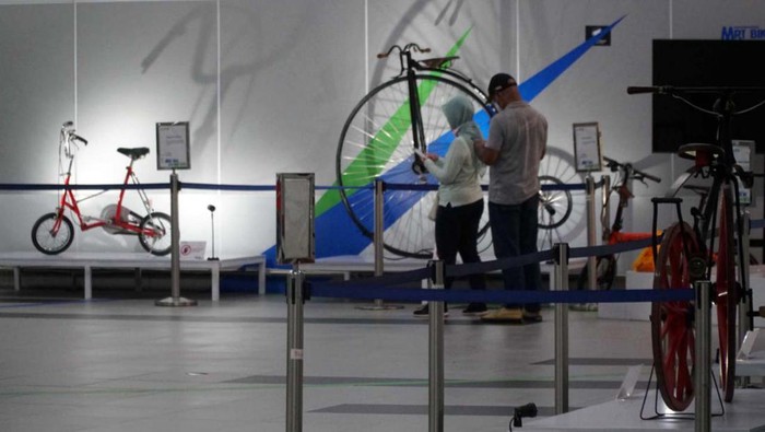 Melihat Pameran Sepeda di Stasiun MRT MRT Bike Showcase digelar di Stasiun MRT Bundaran HI. Pameran ini menampilkan berbagai koleksi sepeda antik dan langka, termasuk sepeda listrik.
