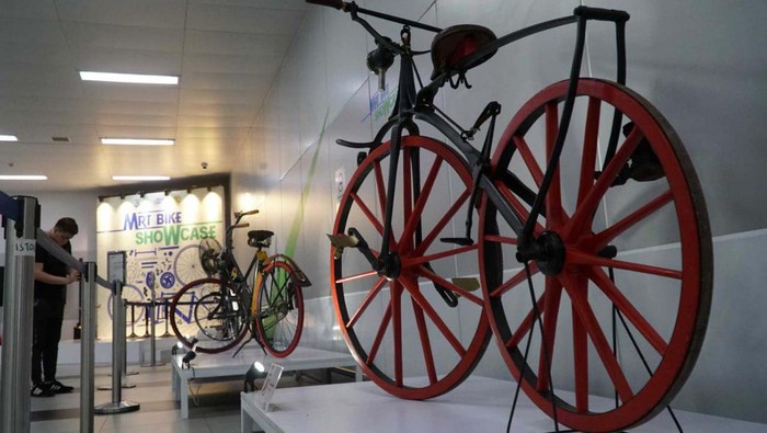 Melihat Pameran Sepeda di Stasiun MRT MRT Bike Showcase digelar di Stasiun MRT Bundaran HI. Pameran ini menampilkan berbagai koleksi sepeda antik dan langka, termasuk sepeda listrik.