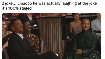 Ini adalah reaksi Will Smith mendengar joke itu. Dia tertawa, ini 100 persen sandiwara, demikian opini warganet ini. Foto: Twitter