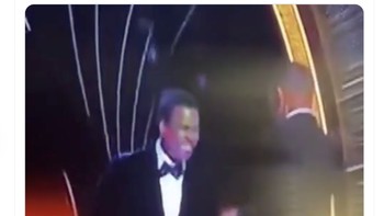 Chris Rock sudah tahu apa yang akan terjadi. Aktor, terutama aktor laga seperti Will Smith, tahu bagaimana menampar. Ini sandiwara, sebut netizen ini. Foto: Twitter