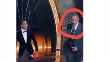 Netizen ini menyoroti  bagaimana Will Smith malah tersenyum mendengar candaan Chris Rock. Foto: Twitter