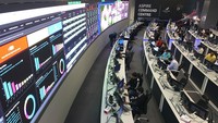 Orang-orang bekerja di pusat komando yang akan menjadi jantung dari operasi Piala Dunia di Doha, Qatar, Senin, (28/3/2022).