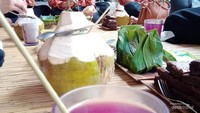 Teh Bunga Telang dengan sedotan batang purun
