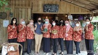 Kami menyempatkan diri berfoto di depan kedai