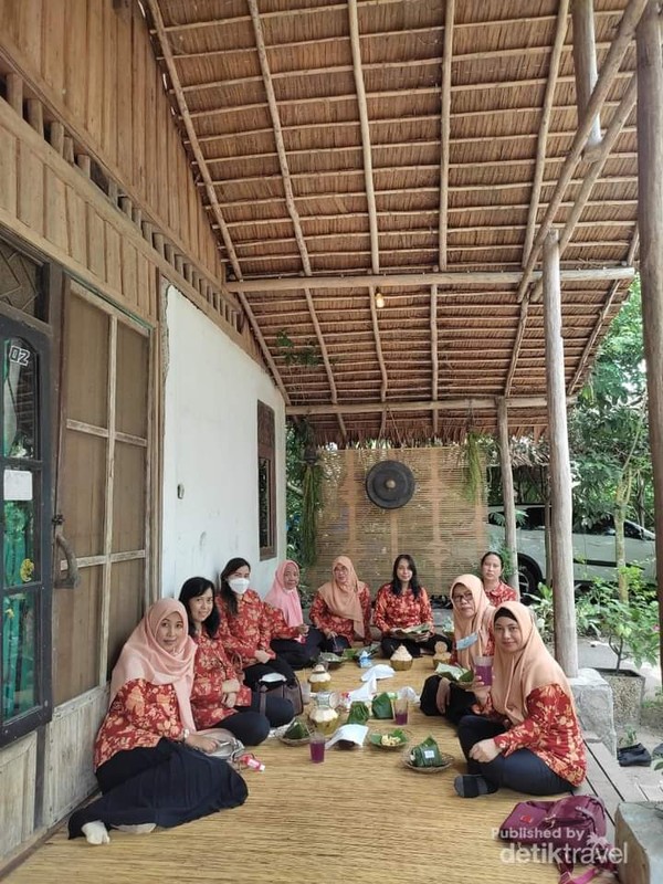 Makan Gatot, Tiwul di teras rumah pemilik Kedai Itah
