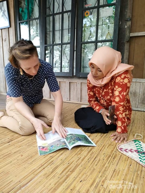 Frederika menceritakan konsep Kedai dan Pertanian Permakultur