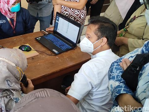 Menteri Kesehatan Budi Gunadi Sadikin meninjau pemeriksaan TBC di Puskesmas Girimulyo 1, Selasa (29/3/2022).