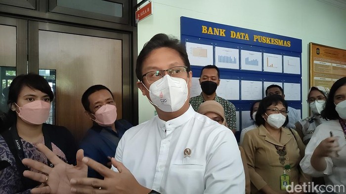 Menteri Kesehatan Budi Gunadi Sadikin saat meninjau kegiatan pemeriksaan TBC di Girimulyo, Kulon Progo, Selasa (29/3/2022). Menteri Kesehatan Budi Gunadi Sadikin saat meninjau kegiatan pemeriksaan TBC di Girimulyo, Kulon Progo, Selasa (29/3/2022).