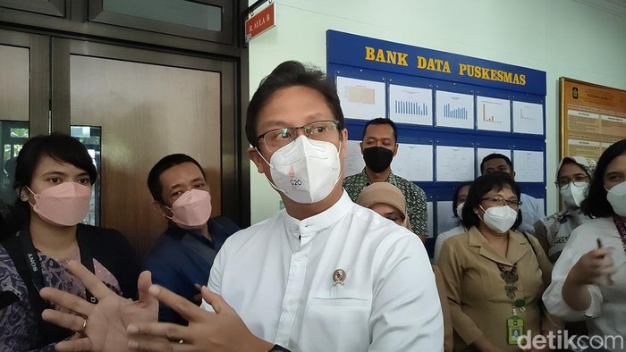 Menteri Kesehatan Budi Gunadi Sadikin saat meninjau kegiatan pemeriksaan TBC di Puskesmas Girimulyo 1, Kulon Progo, DIY, Selasa (29/3/2022).