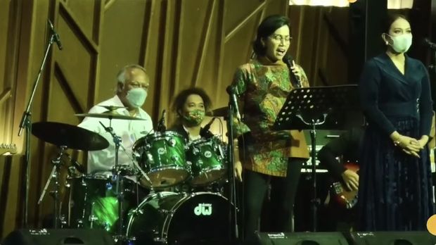 Menteri Keuangan Sri Mulyani bernyanyi diiringi  Menteri Pekerjaan Umum dan Perumahan Rakyat (PUPR) Basuki Hadimuljono yang bermain drum. (tangkapan Layar Youtube Kemenkeu RI)