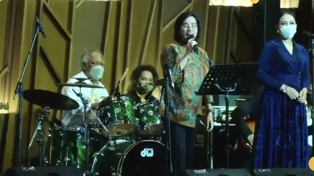 Menteri Keuangan Sri Mulyani bernyanyi diiringi  Menteri Pekerjaan Umum dan Perumahan Rakyat (PUPR) Basuki Hadimuljono yang bermain drum. (tangkapan Layar Youtube Kemenkeu RI)