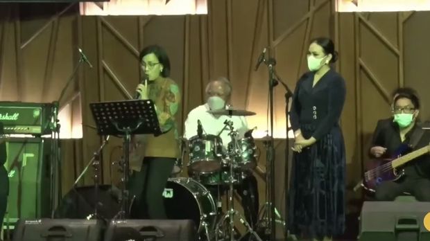 Menteri Keuangan Sri Mulyani bernyanyi diiringi  Menteri Pekerjaan Umum dan Perumahan Rakyat (PUPR) Basuki Hadimuljono yang bermain drum. (tangkapan Layar Youtube Kemenkeu RI)