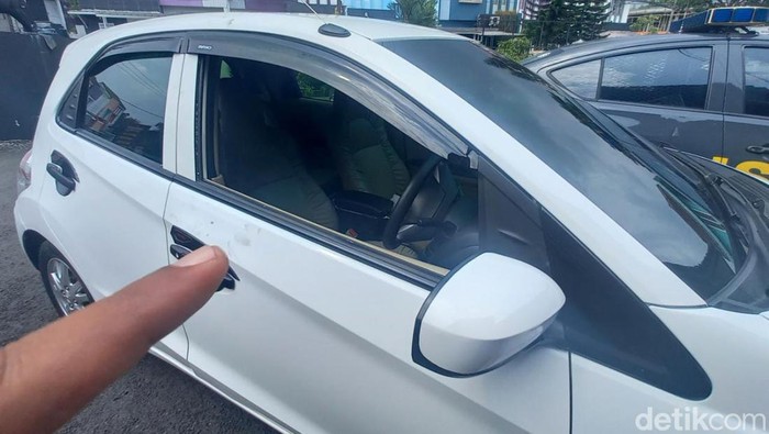 Mobil korban pencurian modus pecah kaca di jalan Sl Tobing Kota Tasikmalaya.