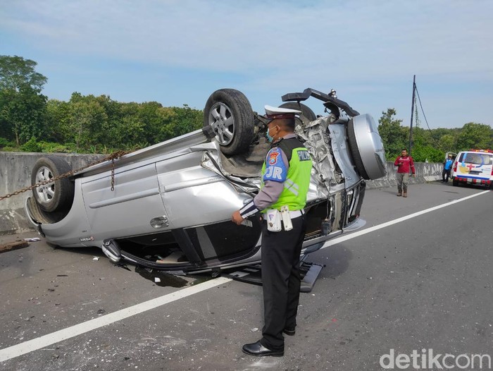 kecelakaan mobil terbalik