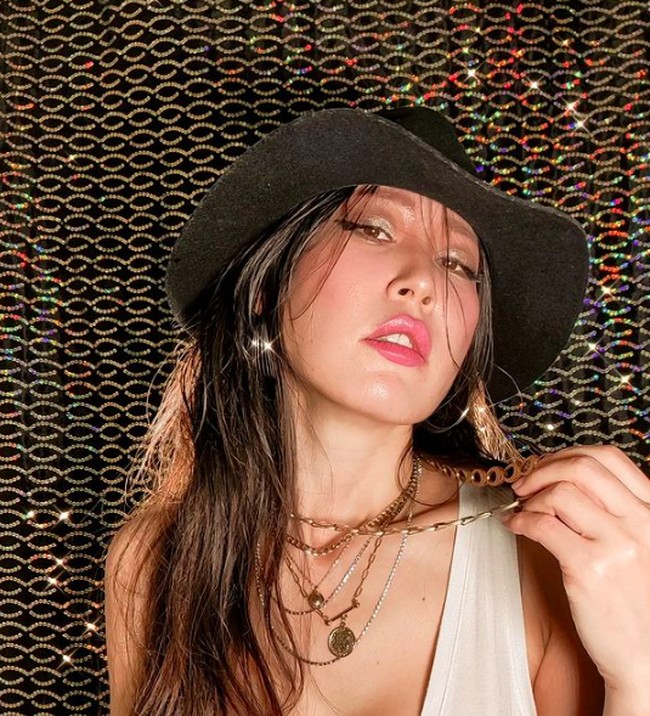 Ms. Dongan menjadi viral karena penampilannya yang awet muda. Ibu dua anak itu kerap menunjukkan fitur tubuh layaknya wanita muda. Usia aslinya bikin kaget netizen. Foto: dok. Instagram/@msdongan