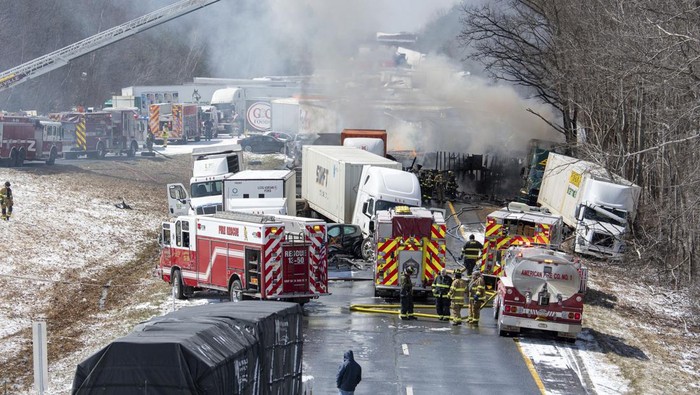 Kecelakaan beruntun menewaskan sedikitnya 3 orang di Pennsylvania, Amerika Serikat. Kecelakaan itu juga sebabkan belasan orang terluka dan sejumlah mobil rusak.