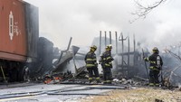Sementara itu, Kantor Manajemen Darurat Kabupaten Schuylkill mengatakan kecelakaan di timur laut Pennsylvania terjadi sekitar pukul 10:30 Senin. John Blickley, wakil koordinator manajemen darurat badan tersebut, mengatakan para pejabat percaya badai salju mengaburkan visibilitas dan kemungkinan berkontribusi pada kecelakaan tersebut. 