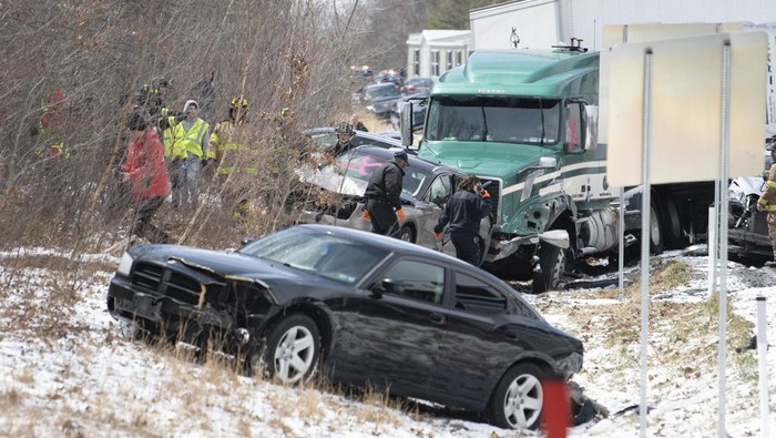 Kecelakaan beruntun menewaskan sedikitnya 3 orang di Pennsylvania, Amerika Serikat. Kecelakaan itu juga sebabkan belasan orang terluka dan sejumlah mobil rusak.