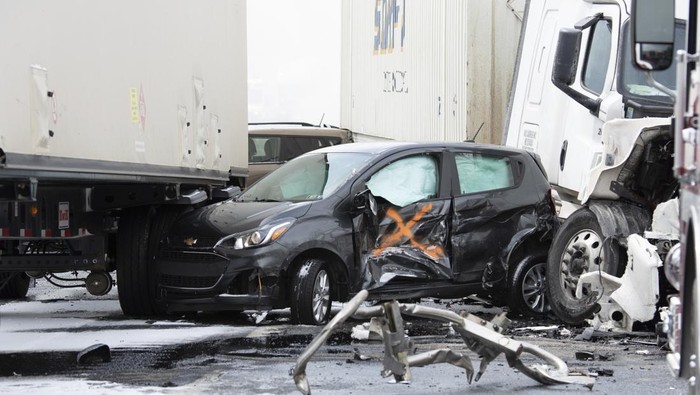 Kecelakaan beruntun menewaskan sedikitnya 3 orang di Pennsylvania, Amerika Serikat. Kecelakaan itu juga sebabkan belasan orang terluka dan sejumlah mobil rusak.