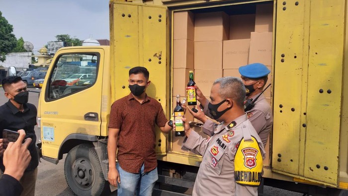 Polres Pandeglang menggelar kegiatan operasi penyakit masyarakat atau Pekat Bina Kusuma. Dalam kegiatan tersebut, polisi mengamankan ribuan botol minuman keras dari berbagai tempat, termasuk lokasi hiburan malam.