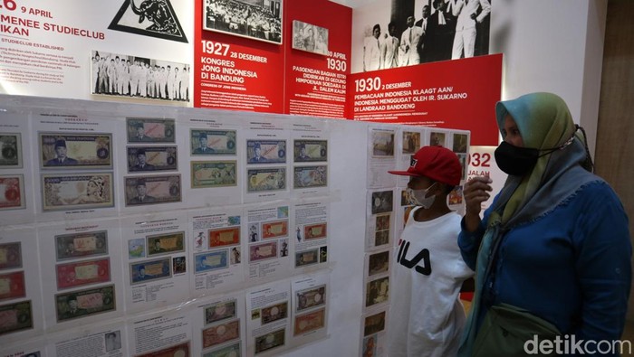 Pameran prangko di Museum Kota Bandung, dalam pameran ini juga terdapat duplikat prangko termahal di dunia.