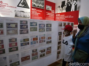 Melihat Prangko Bersejarah Seharga Miliaran Rupiah di Bandung