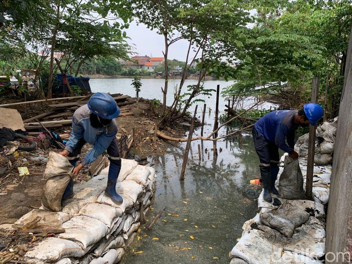 Pasukan biru membangun saluran air dan kisdam di dekat permukiman Jl Haji Dogol, Pondok Bambu, Duren Sawit, Jakarta Timur, 29 Maret 2022. (Mulia Budi/detikcom)
