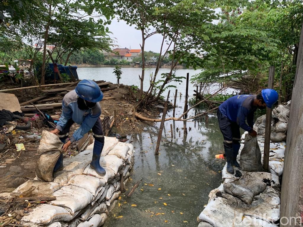 Pasukan biru membangun saluran air dan kisdam di dekat permukiman Jl Haji Dogol, Pondok Bambu, Duren Sawit, Jakarta Timur, 29 Maret 2022. (Mulia Budi/detikcom)