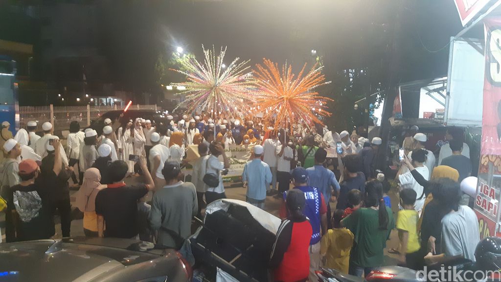 Pawai obor lewat Jl Mampang Prapatan Raya dan belok ke Jl Mampang Prapatan V, 29 Maret 2022, 20.00 WIB. (Danu Damarjati/detikcom)