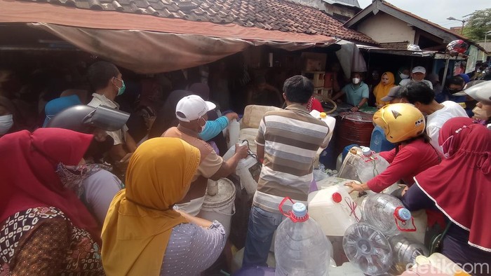 Pembeli minyak goreng antre di salah satu kios di Pasar Kota Wonogiri, Selasa (29/3/2022).