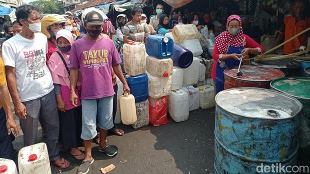 Pembeli minyak goreng antre di salah satu kios di Pasar Kota Wonogiri, Selasa (29/3/2022).