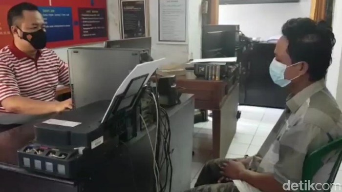 Pencuri kotak amal yang sempat dimassa dan ditelanjangi