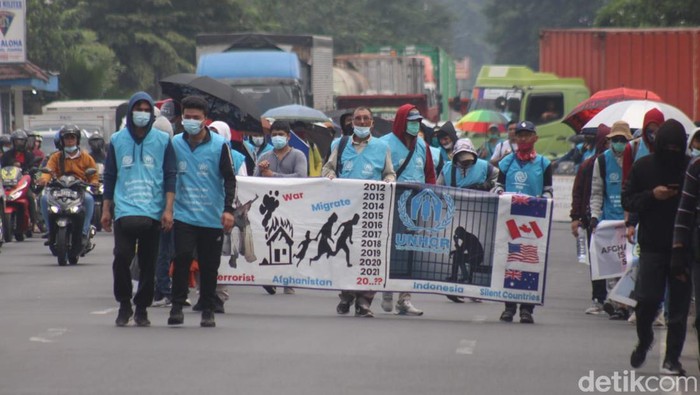 Pengungsi Afghanistan kembali demo melakukan aksi longmarch dari Layang Waru ke arah Kantor DPRD Sidoarjo
